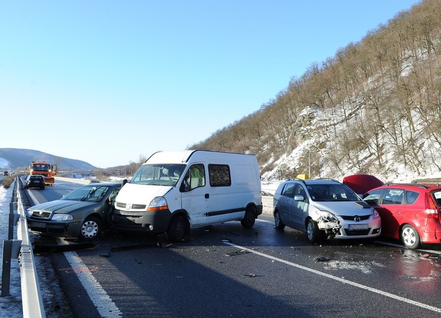 Na šmykľavej ceste R1