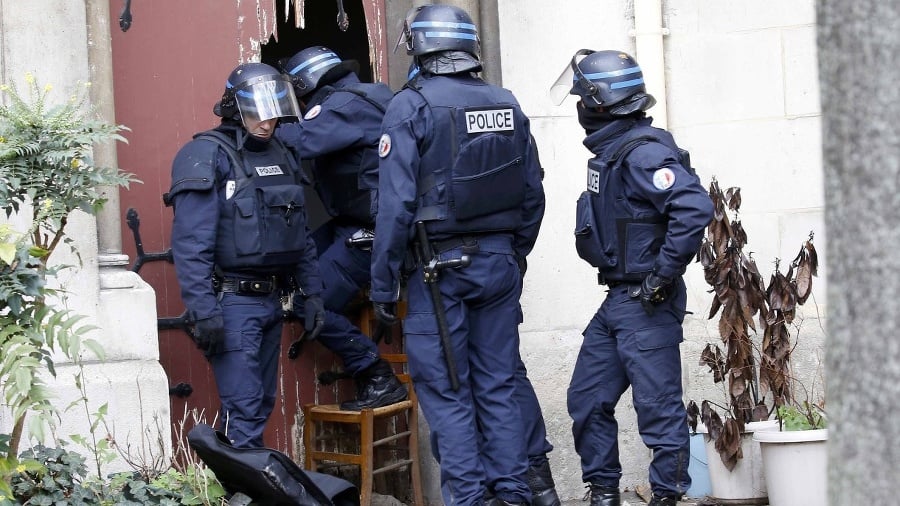 Francúzska polícia vtrhla aj