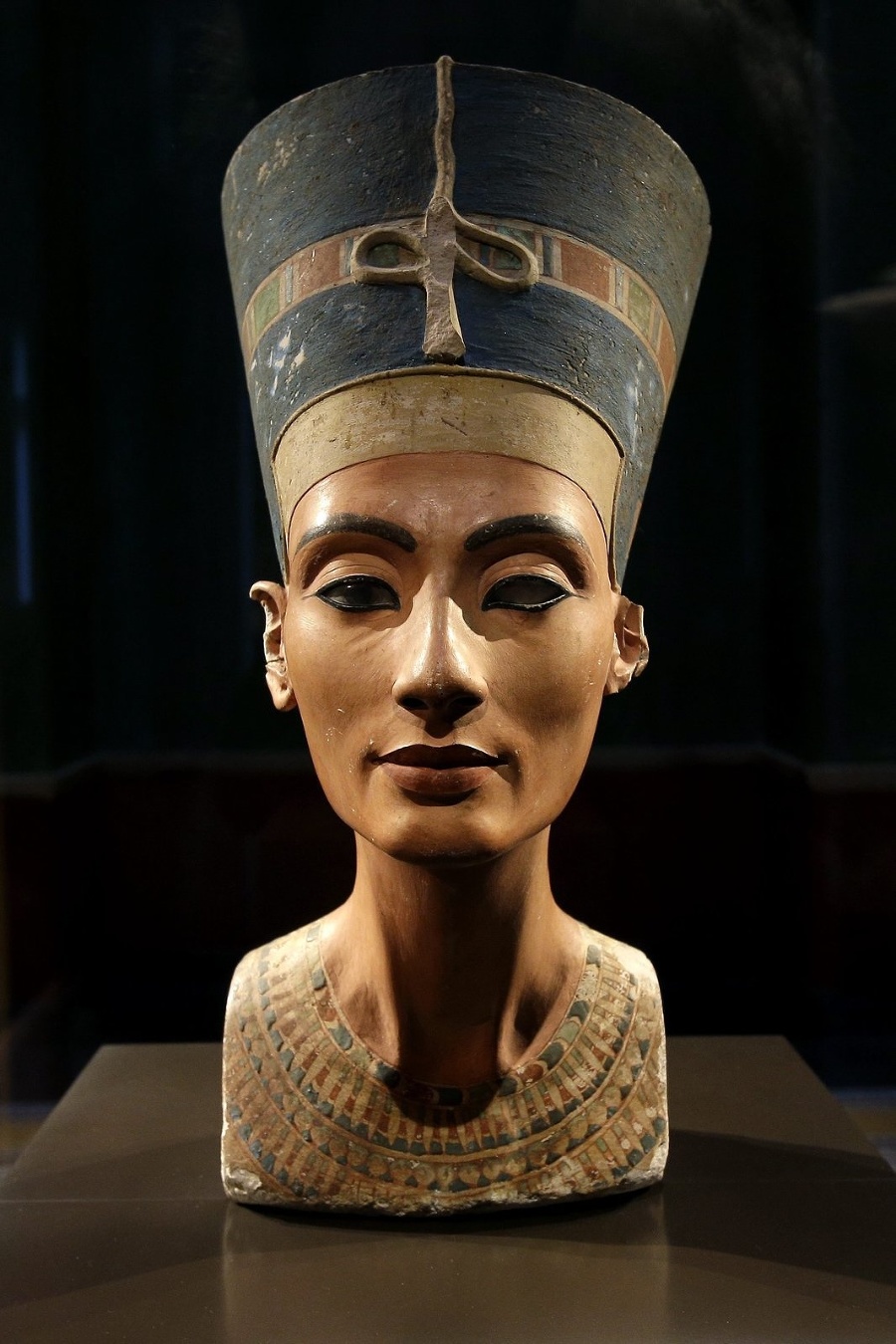 Slávna busta staroegyptskej kráľovnej
