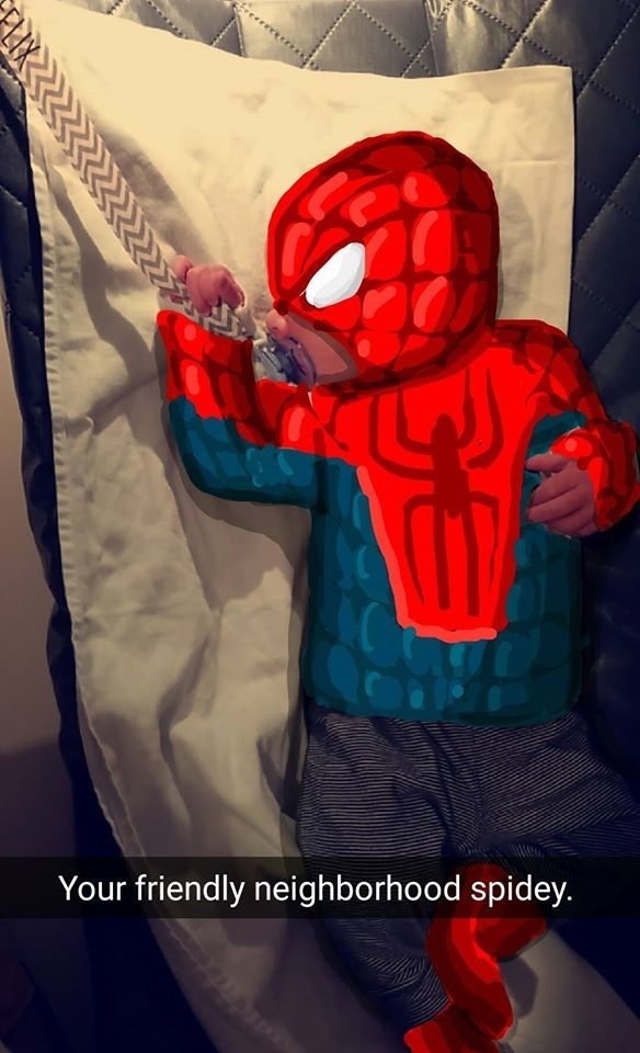 Ako malý Spider-man.