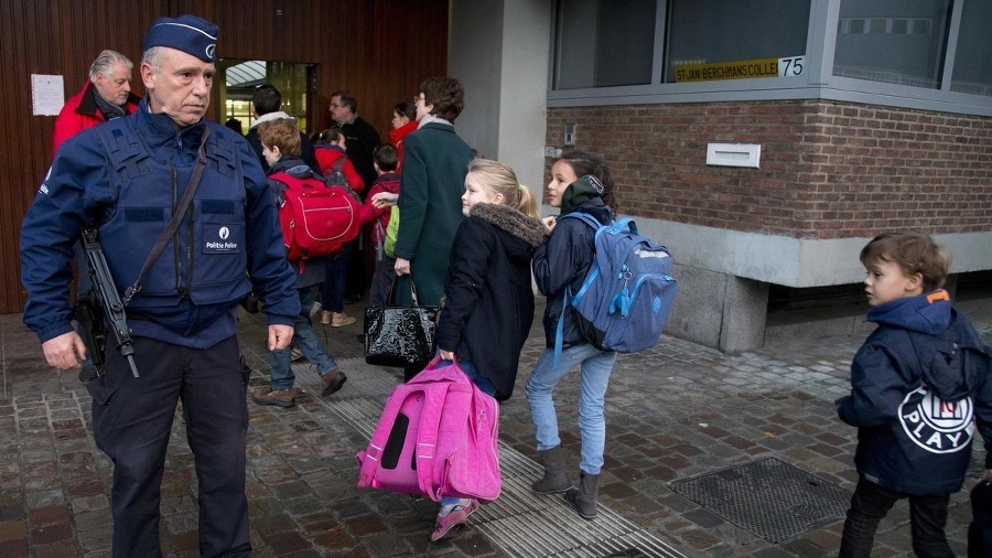 Školy strážia ozbrojení policajti.