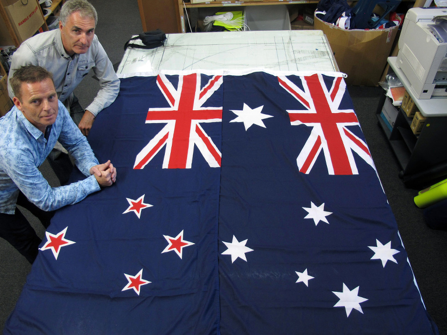 Vlajky Nového Zélandu (vľavo)