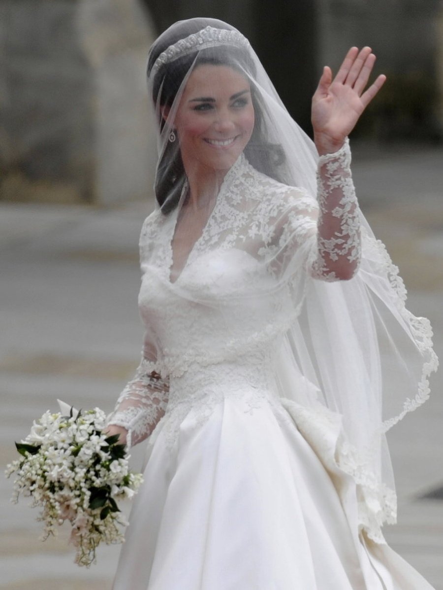 Nevesta Kate Middleton prichádza