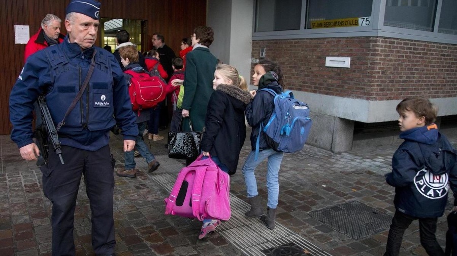 Školy strážia ozbrojení policajti.