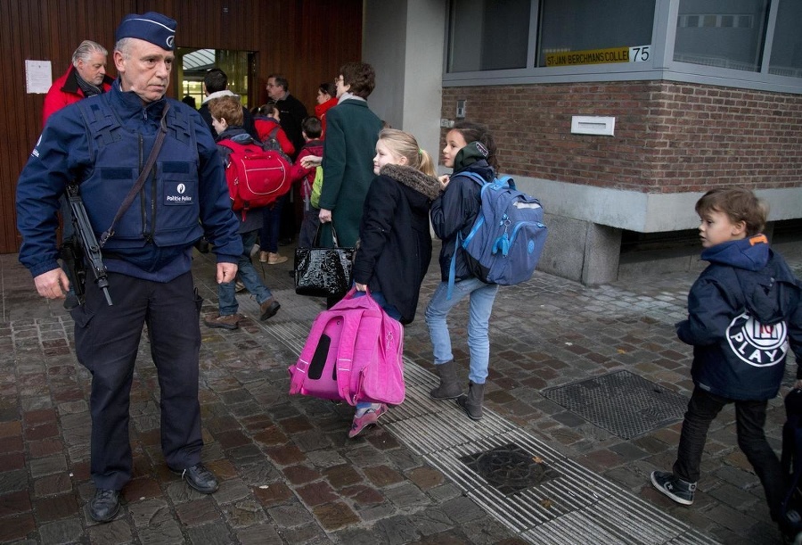 Školy strážia ozbrojení policajti.