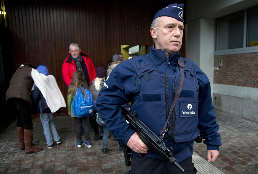 Školy strážia ozbrojení policajti.