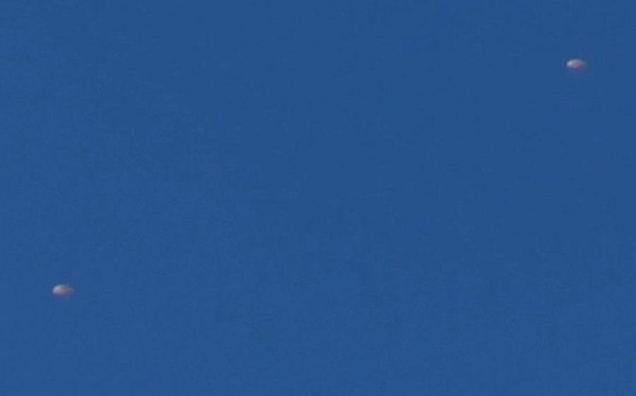 Na snímke zo záberu tureckej televízie Habertürk vidieť dve kopuly padákov ruských pilotov po zostrelení bombardéra SU-24.