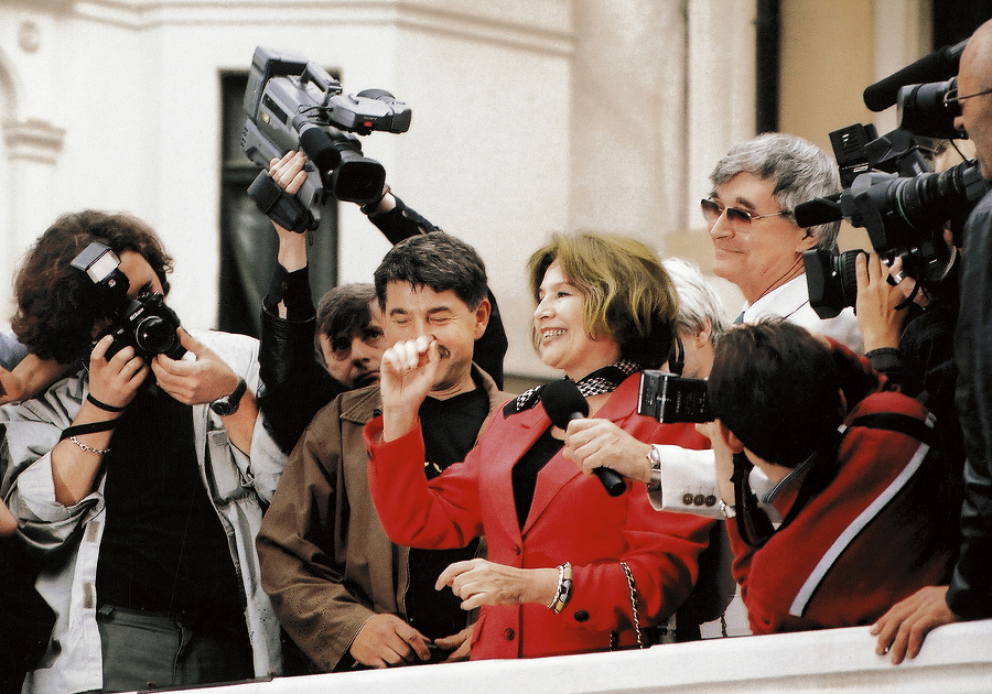 V zajatí fotografov: Milka na moste slávy v Trenčianskych  Tepliciach (2001).