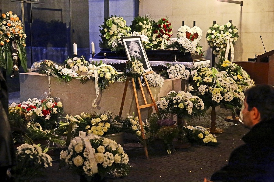 S bývalým moderátorom sa minulý piatok lúčila stovka jeho kamarátov.