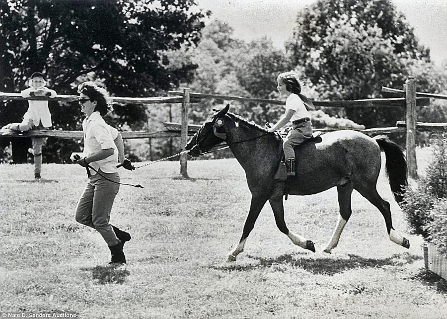 1963:Jackie na snímke s