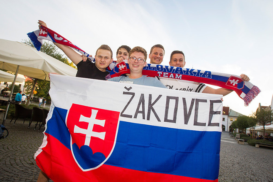 Slovenskí fanúšikovia pred zápasom.