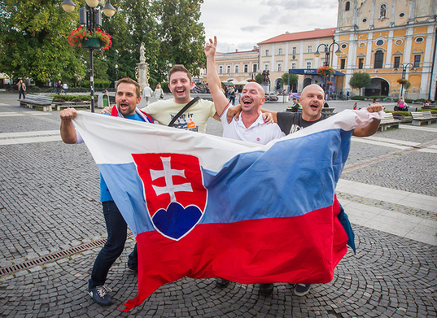 Slovenskí fanúšikovia pred zápasom.