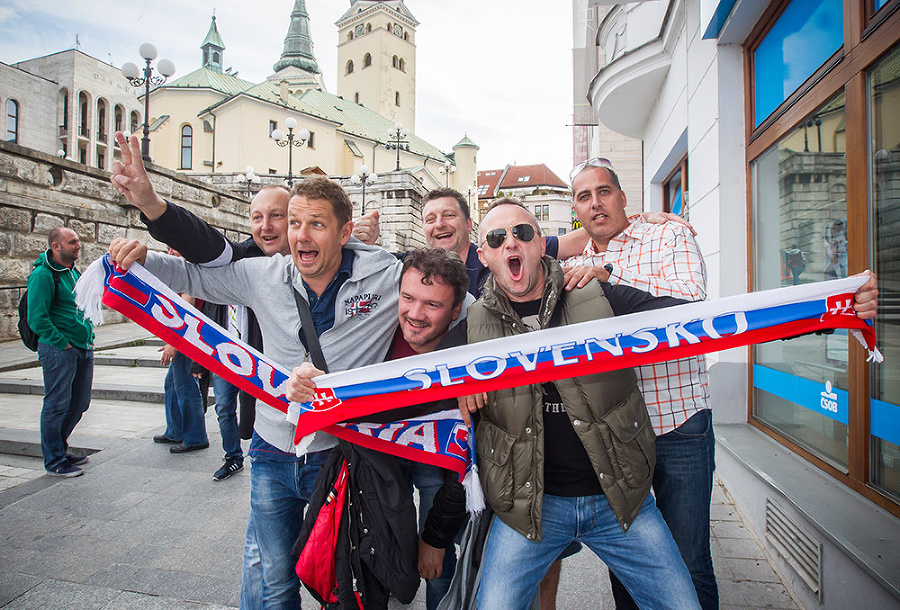 Slovenskí fanúšikovia pred zápasom.