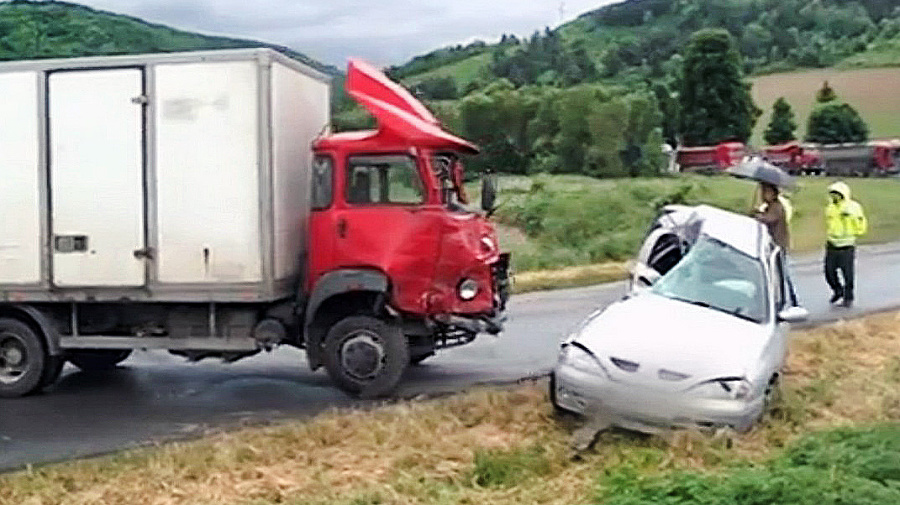 Auto Tomáša skončilo zakliesnené v avii.