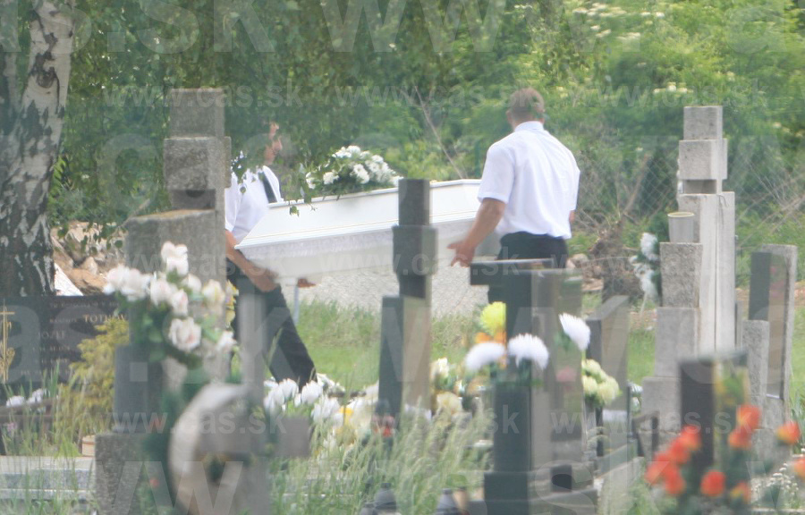Vanesku pochovali v bielej