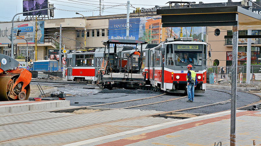 Električku brzdili stavebné mechanizmy,