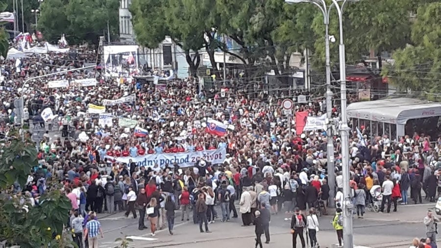 Ľudia zaplnili Bratislavu počas