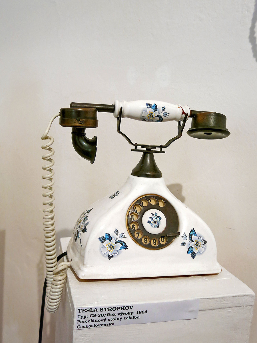 Krehký porcelánový stolový telefón.