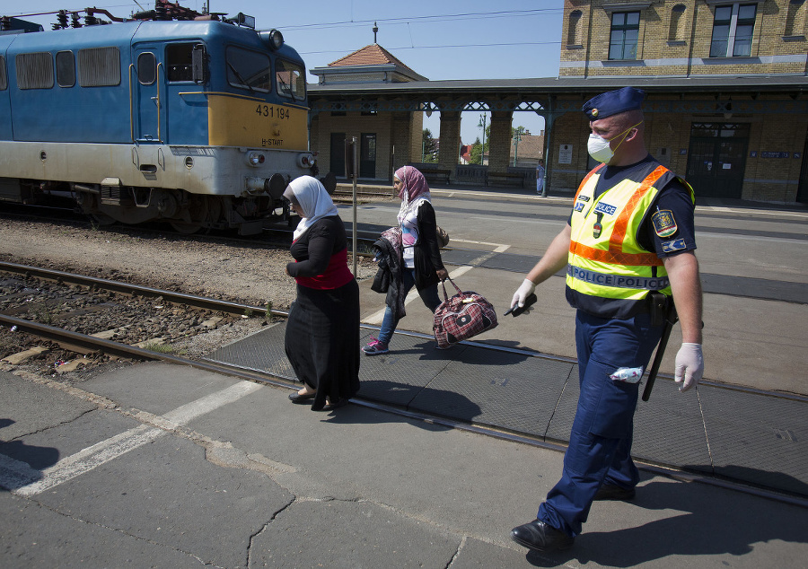 Maďarský policajt eskortuje dvoch