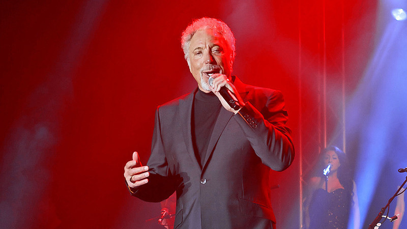 Tom Jones (75) už