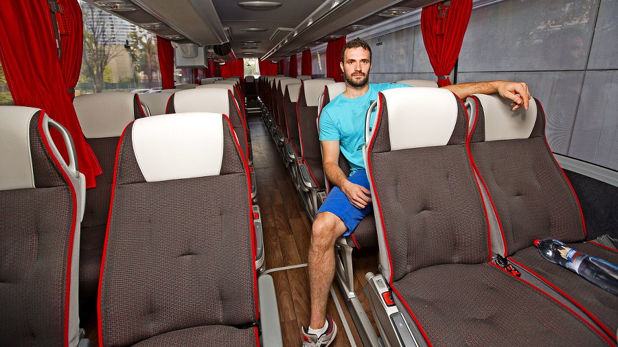 Autobus disonuje komfortným interiérom.