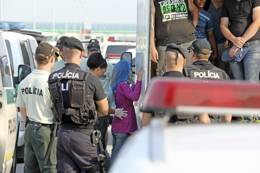 Polícia prehľadávala utečenky zo