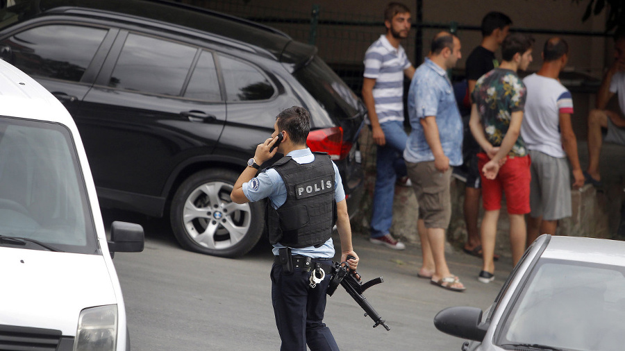 Turecký ozbrojený policajt stráži