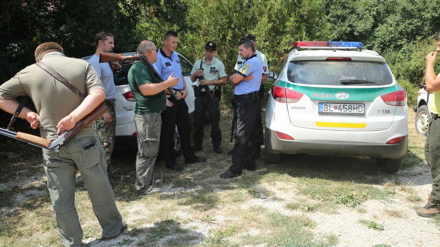 Policajti, poľovníci a ďalší