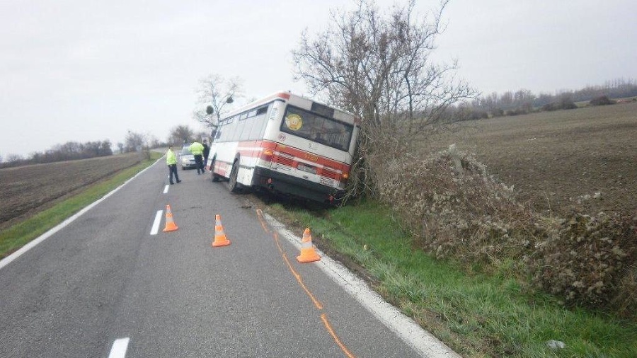 Autobus zišiel do priekopy