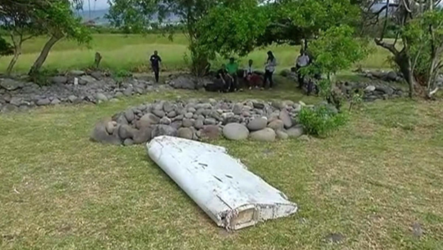 Pri pobreží francúzskeho ostrova Réunion objavili trosky lietadla. Patria stratenému letu MH370?