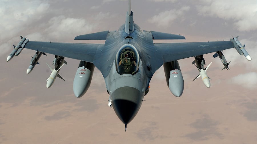 Staré stíhačky F-16 na