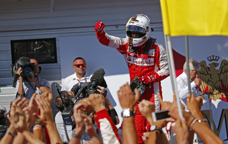 Vettel oslavuje prekvapujúce víťazstvo