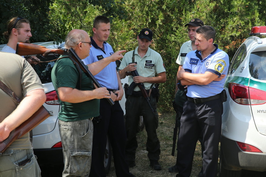 Policajti, poľovníci a ďalší