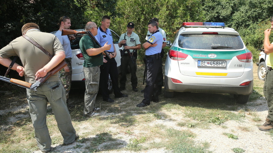 Policajti, poľovníci a ďalší