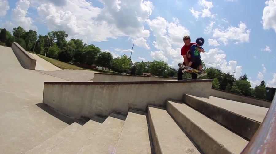 Ryden jazdí na skateboarde,