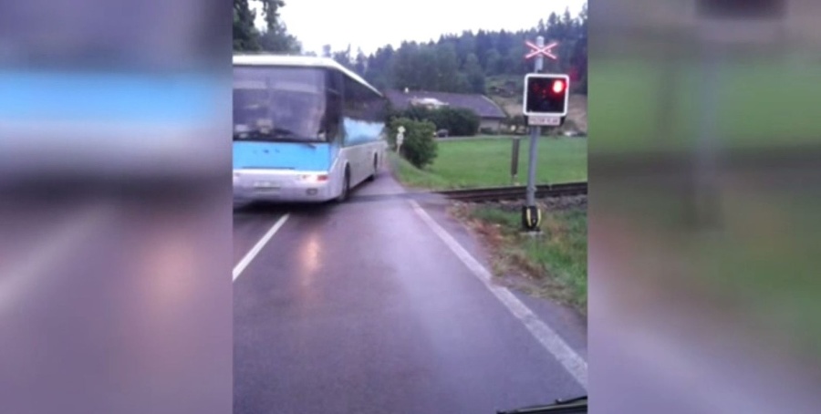 Vodič autobusu prešiel cez