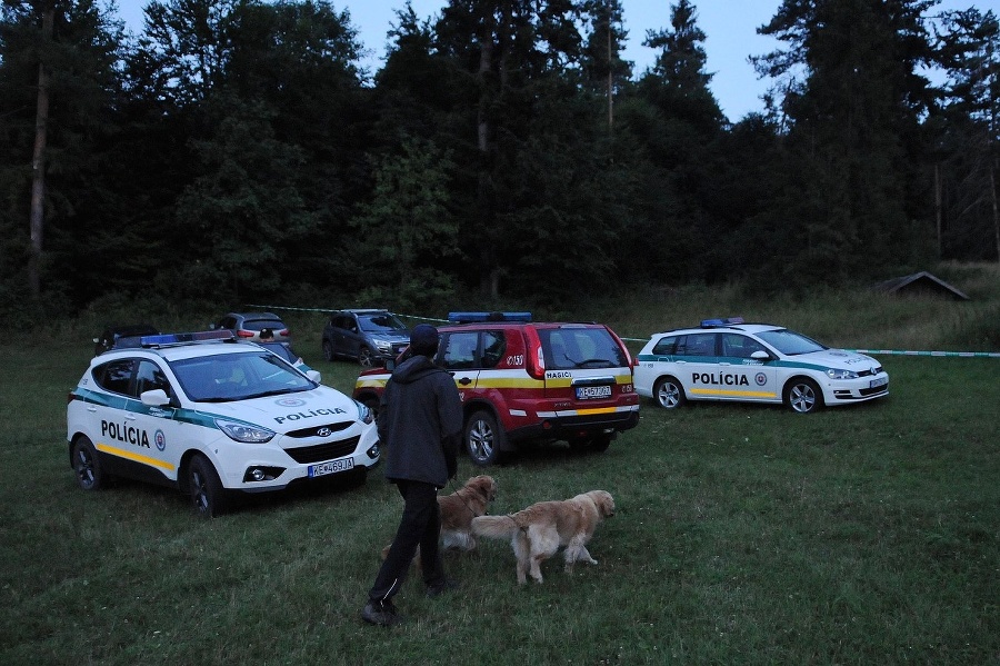 Muž kráča okolo policajných