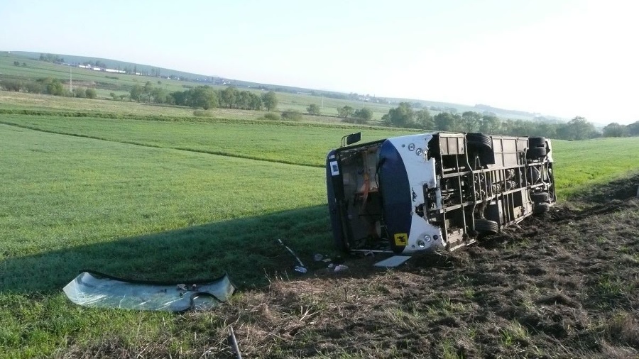 Autobus skončil po zrážke