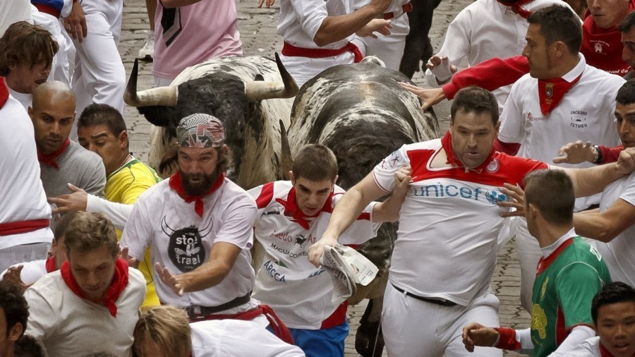 Tradičný beh s býkmi v Pamplone.