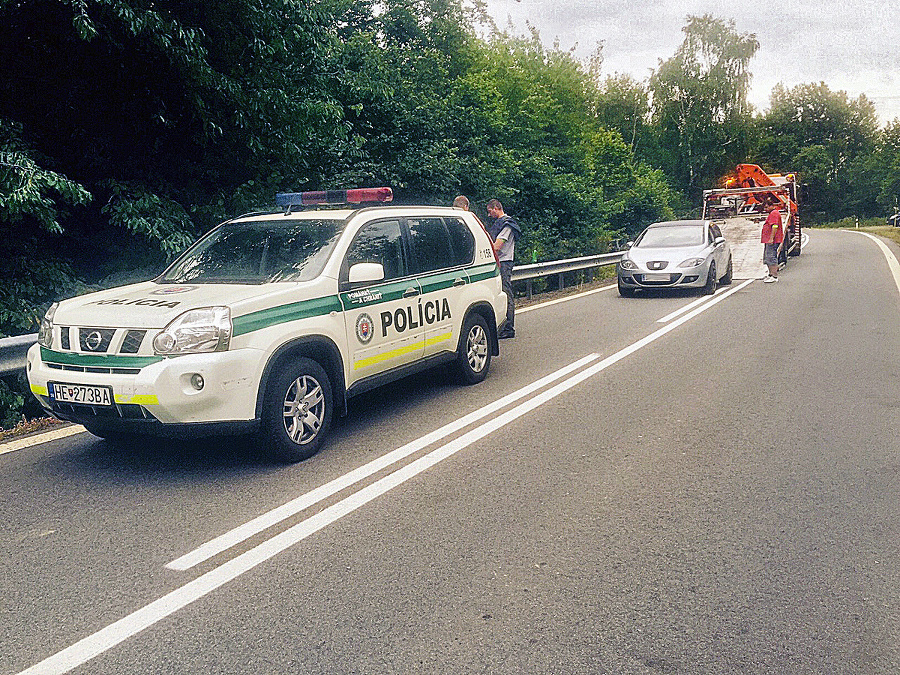 Policajti Jánovo auto naložili