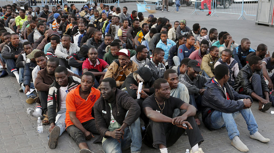 Migranti v sicílskom prístave