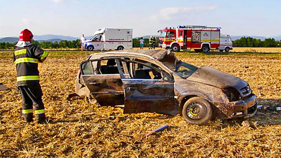 Smrtiace auto po niekoľkých kotrmelcoch v poli zostalo stáť na kolesách.