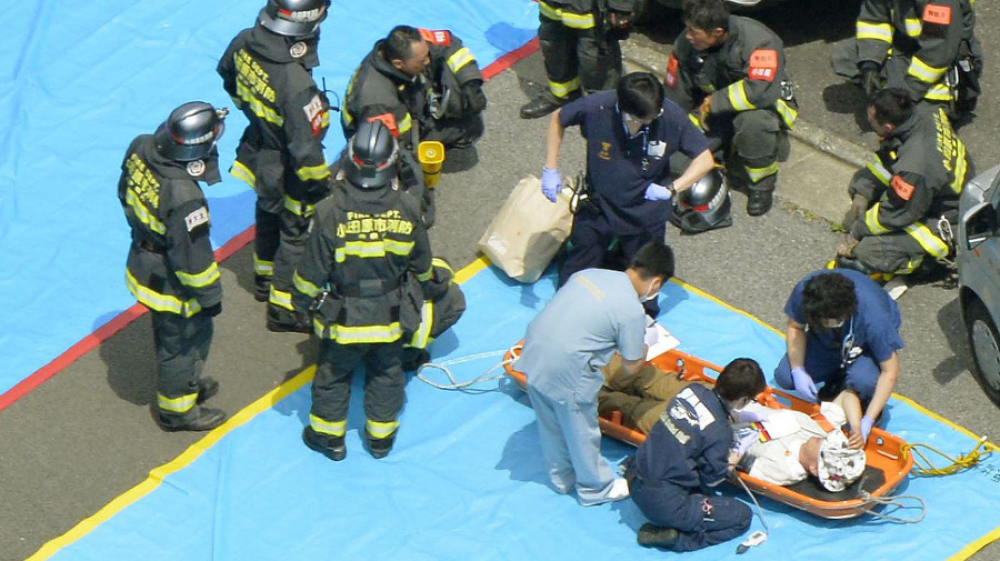 Záchranári ošetrujú zranených pasažierov
