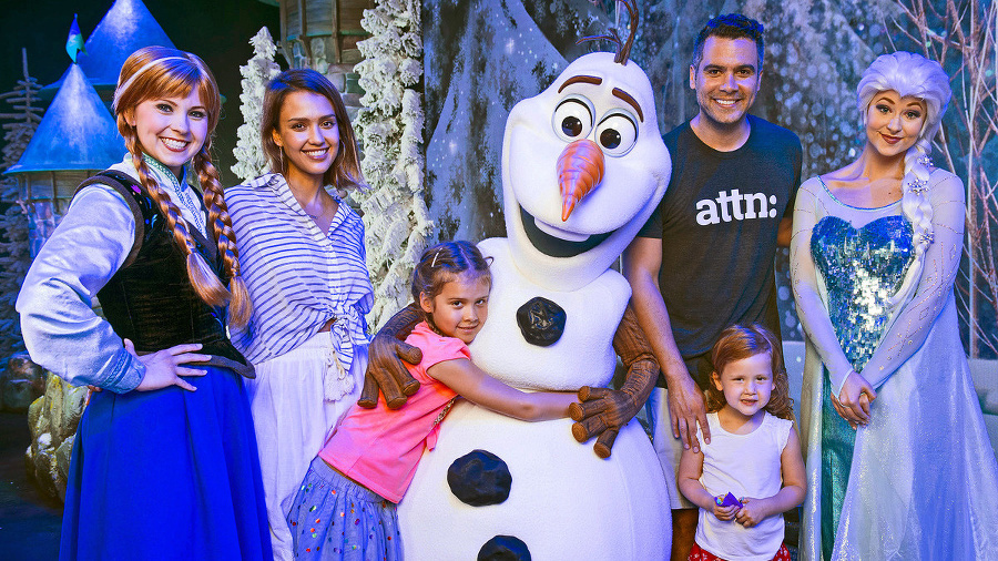 Herečka (34) si užila teplý deň na Floride
s dcérkami a manželom v Disney Parku.
