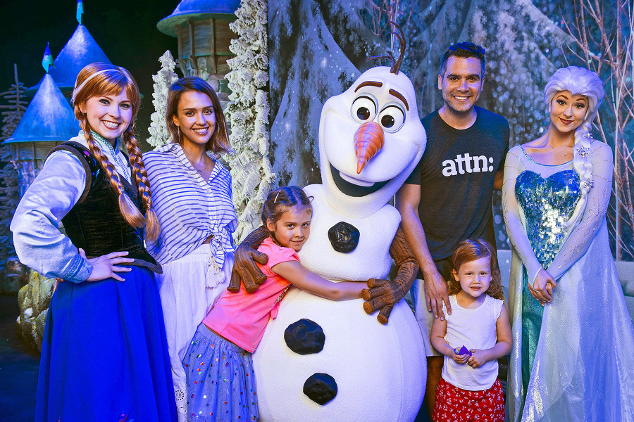Herečka (34) si užila teplý deň na Floride
s dcérkami a manželom v Disney Parku.