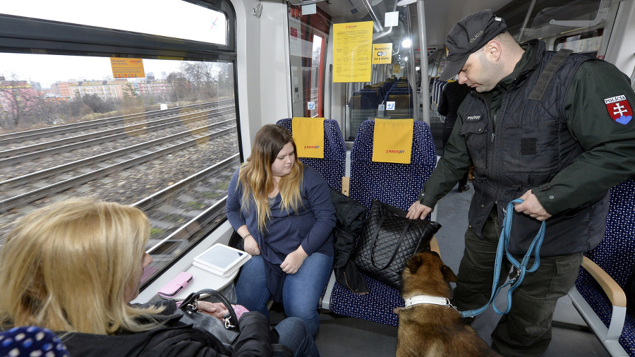 Policajti vykonávajú vo vlakoch