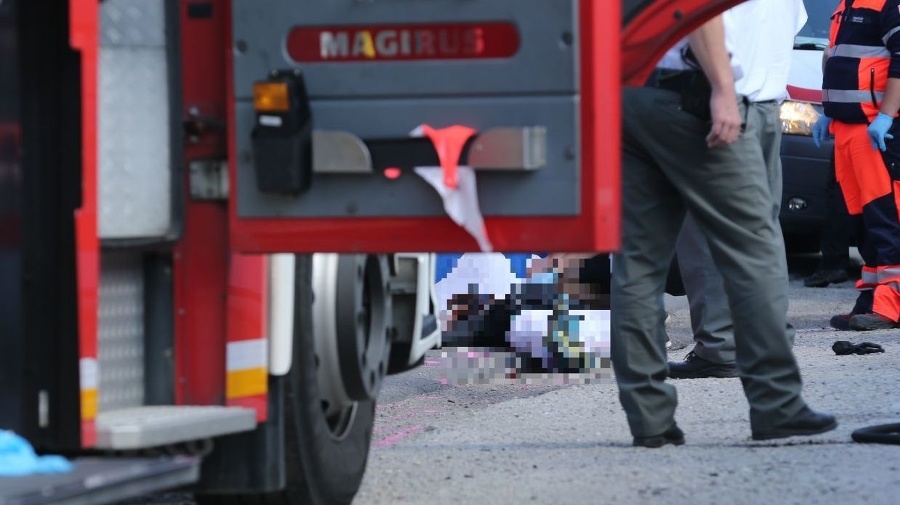 Motocyklistka po zrážke s autobusom zahynula.