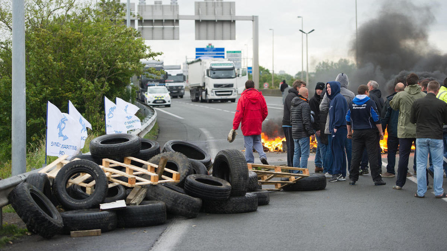 Štrajkujúci zapaľujú pneumatiky. 