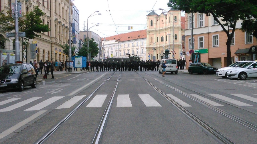 Polícia uzavrela Námestie SNP.