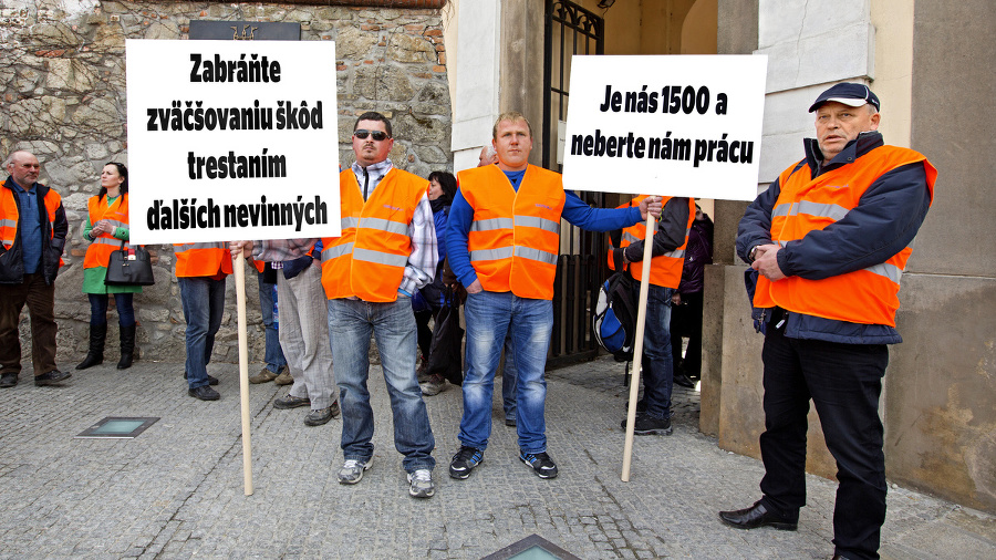 Zamestnanci protestujú.